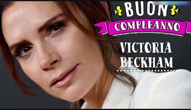 Victoria Beckham compie gli anni (e dà lezioni di stile)