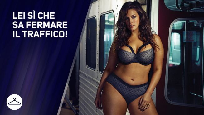 Ashley Graham va in intimo in metropolitana