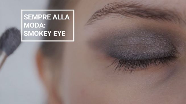 Sempre alla moda: smokey eye seducente